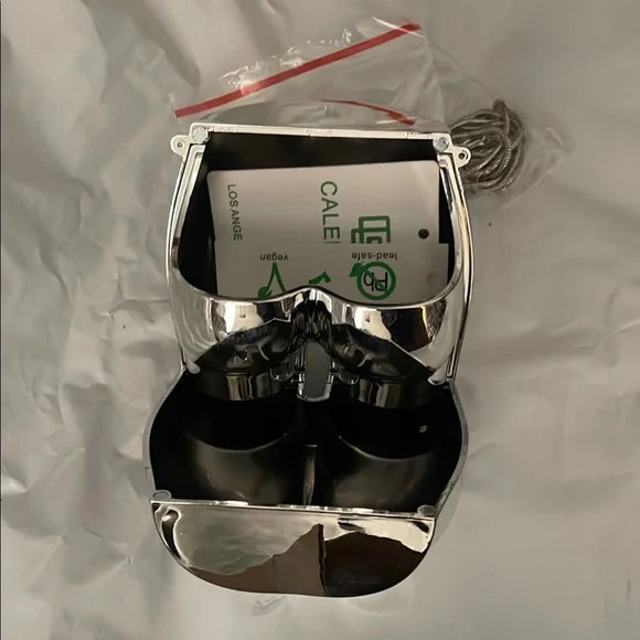 Silver Metallic Clutch with Reflective Finish - Picture 5 of 6